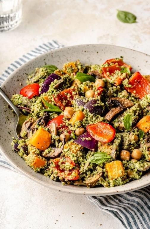 Spinach and Quinoa Salad with Roasted Vegetables
