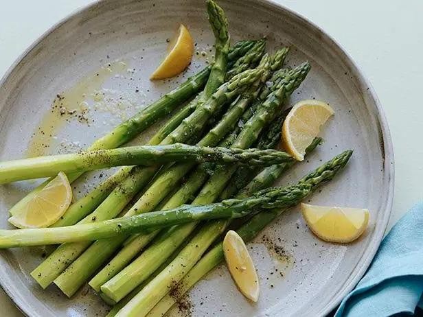 Steamed asparagus with lemon and olive oil