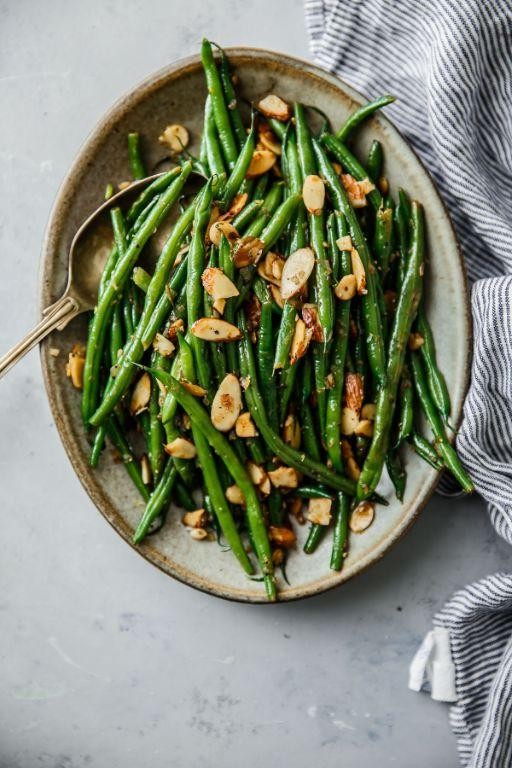 Steamed green beans with almonds