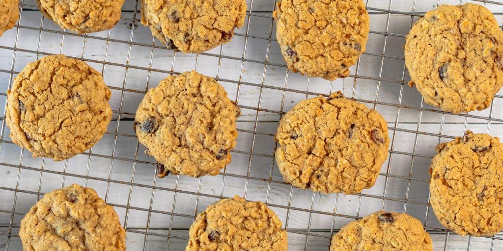 Stevia-Sweetened Oatmeal Raisin Cookies