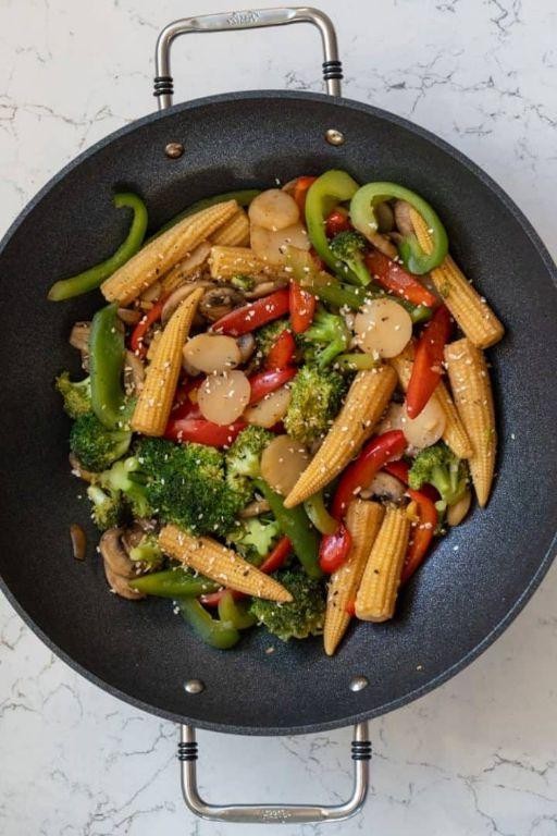 Stir-fried baby corn with garlic and soy sauce