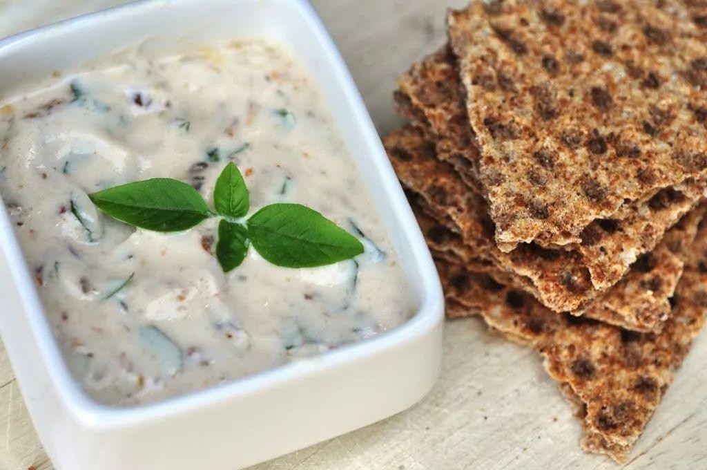Sun-Dried Tomato and Basil Greek Yogurt Dip