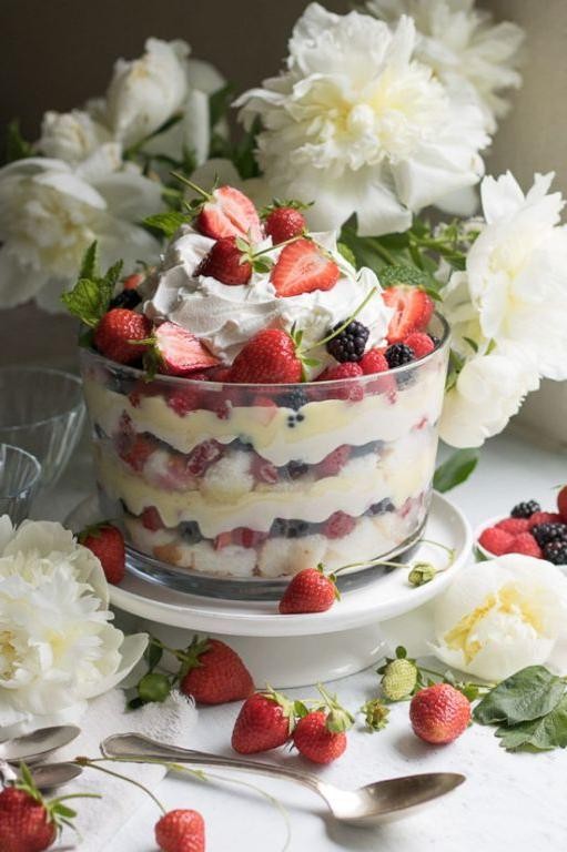 Vanilla Jello Pudding Trifle with Cool Whip and Berries