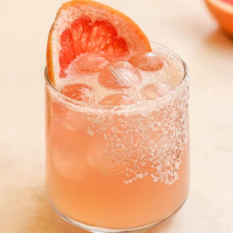 White Rum and Grapefruit Paloma